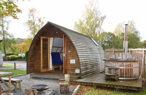 Crieff Cabina | Un wigwam premium con bañera de hidromasaje para 4 personas, 2 adultos están incluidos.