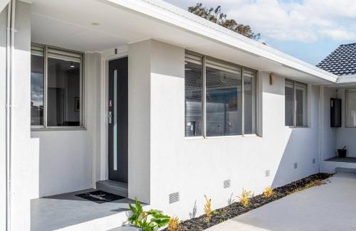 Bayswater Casa | A Private Hideaway with Large Backyard and CarParks
