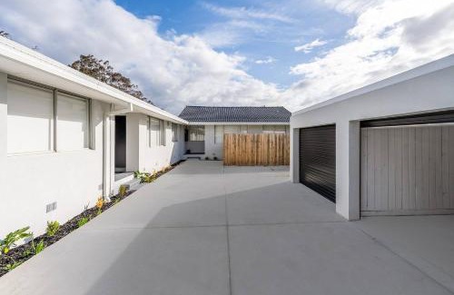 Bayswater Casa | A Private Hideaway with Large Backyard and CarParks