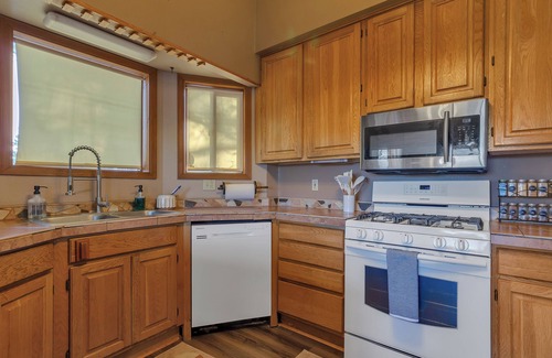 Divide Casa | A Private Retreat with Breathtaking views of Pikes Peak w/ HOT TUB