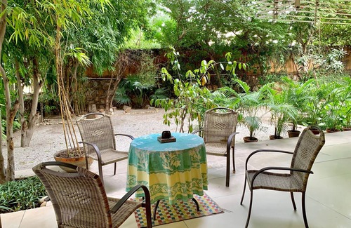 DLF Farms Villa | Una habitación privada en la lujosa villa de Nueva Delhi.