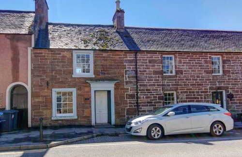 Golspie Casa | A quaint and quirky 1-bedroom cottage on the Main Street of the coastal village of Golspie.