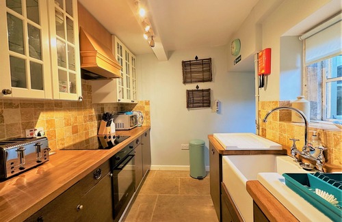 Lower Slaughter Cabaña | Una pintoresca cabaña de piedra independiente catalogada de grado 11 en Lower Slaughter con estacionamiento.