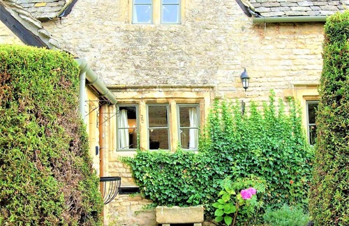 Lower Slaughter Cabaña | Una pintoresca cabaña de piedra independiente catalogada de grado 11 en Lower Slaughter con estacionamiento.