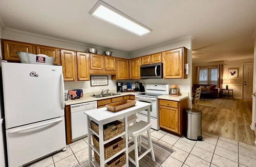 Auburn Condominio | A quick 1/2 block from campus perfect location WALK to Football Games