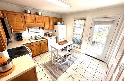Auburn Condominio | A quick 1/2 block from campus perfect location WALK to Football Games