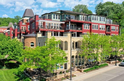 Stillwater Condominio | A quick stroll to the finest living Historic Stillwater has to offer.