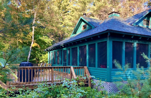 Elizabethtown Cabaña | Un retiro tranquilo y privado a lo largo de un riachuelo en los altos picos de Adirondack