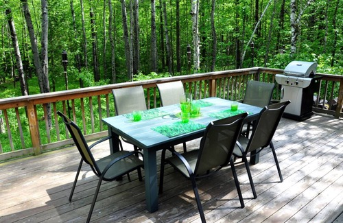 Elizabethtown Cabaña | Un retiro tranquilo y privado a lo largo de un riachuelo en los altos picos de Adirondack