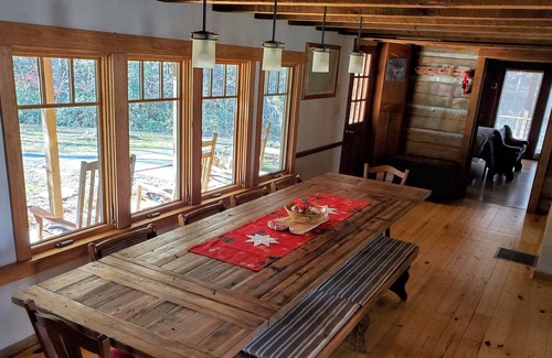 Mill Spring Cabina | Una joya rara con espíritu pionero, comodidades modernas y estilo europeo del viejo mundo