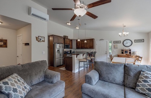 Maple Falls Cabina | Una cabaña estilo rancho de una sola planta, con 3 dormitorios y 2 baños, remodelada en Silver Lake