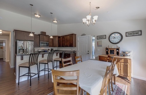 Maple Falls Cabina | Una cabaña estilo rancho de una sola planta, con 3 dormitorios y 2 baños, remodelada en Silver Lake