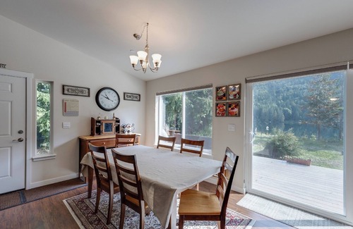 Maple Falls Cabina | Una cabaña estilo rancho de una sola planta, con 3 dormitorios y 2 baños, remodelada en Silver Lake