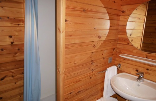 Cherain Cama Y Desayuno | Un auténtico B&B occidental de antaño en las Ardenas, habitación para 4 personas, baño privado