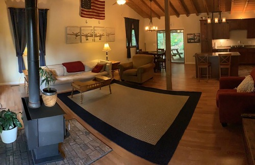 Greeneville Cabina | A REAL Rock and Timber Frame Cabin all alone bordering Cherokee National Forest