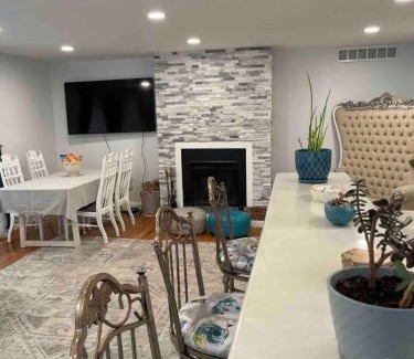 Washington Square West Apartamento | A Regal Retreat- Exclusive Parking, Prime Location