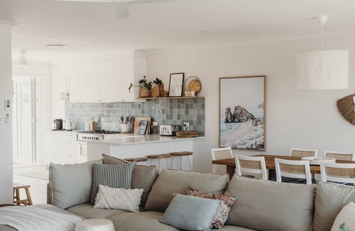 Caves Beach Casa | May-Aug Pay 2 Stay 3 Luxury family beach home with fire-pit and 1pm checkout