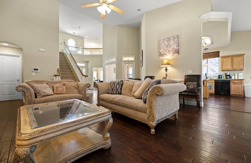 Visalia Casa | A Relaxing Retreat with Pool and Heated Jacuzzi near Sequoia Parks