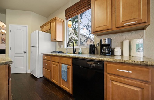Visalia Casa | A Relaxing Retreat with Pool and Heated Jacuzzi near Sequoia Parks
