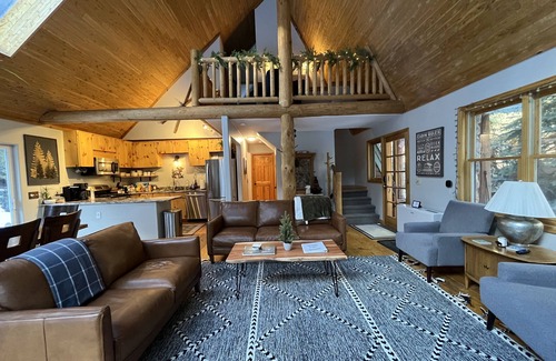 Idaho Springs Cabina | A River Front Mountain Luxury Cabin- Relaxing, Skiing, Rafting, Hot Tub, Sauna