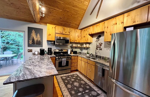 Idaho Springs Cabina | A River Front Mountain Luxury Cabin- Relaxing, Skiing, Rafting, Hot Tub, Sauna