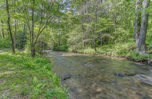 Blue Ridge Casa | A River Runs Through It