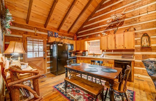 Dial Cabina | A River Runs Through It - River front | Hot Tub | Pool Table | Fire pit