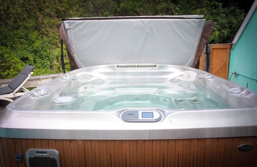 Elora Casa | A Riverside Gem in Elora | Crystal Retreat