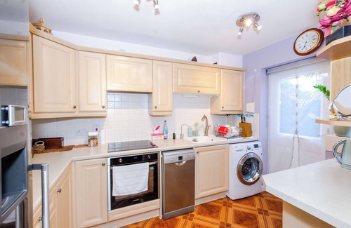 Thamesmead Casa | A Riverside Paradise in The City w Garden - A 2 Bed Home in London Sleeps 4!