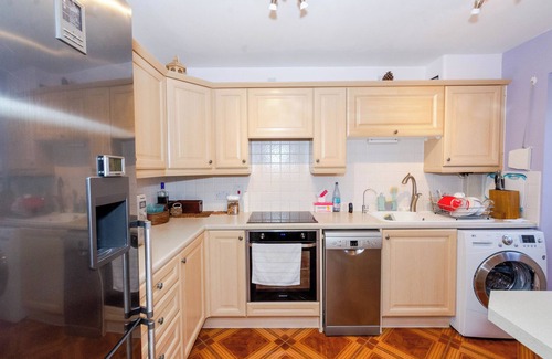 Thamesmead Casa | A Riverside Paradise in The City w Garden - A 2 Bed Home in London Sleeps 4!