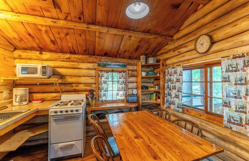 Orr Cabina | A Romantic Lakeside Retreat with Stunning Dock Views