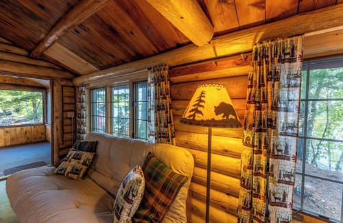 Orr Cabina | A Romantic Lakeside Retreat with Stunning Dock Views