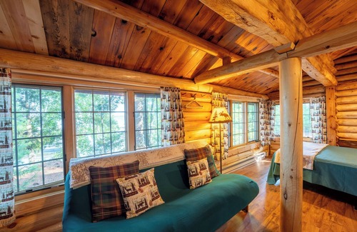 Orr Cabina | A Romantic Lakeside Retreat with Stunning Dock Views