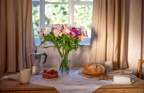Sudbury Cabaña | Farm Cottage a cute C16th cottage, a walk across the fields to a great pub