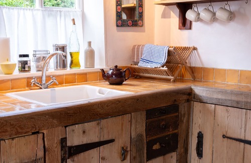 Sudbury Cabaña | Farm Cottage a cute C16th cottage, a walk across the fields to a great pub