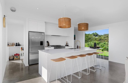 Mangawhai Casa | A Rural Retreat - Modern sunny holiday home with panoramic views over Mangawhai