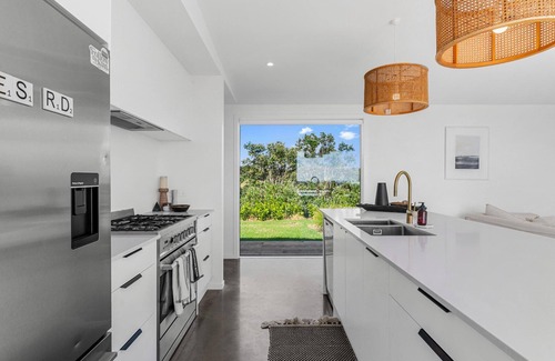 Mangawhai Casa | A Rural Retreat - Modern sunny holiday home with panoramic views over Mangawhai