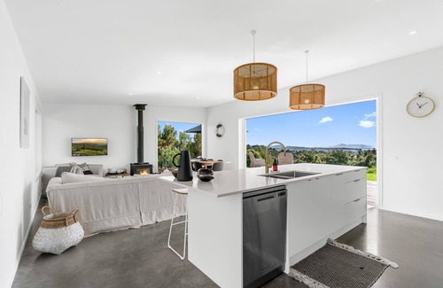 Mangawhai Casa | A Rural Retreat - Modern sunny holiday home with panoramic views over Mangawhai