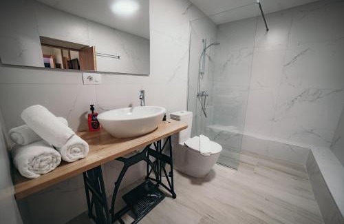 Qender Apartamento | A rustic private cottage with 1 bedroom in center