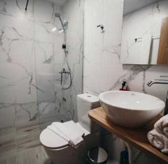 Qender Apartamento | A rustic private cottage with 1 bedroom in center