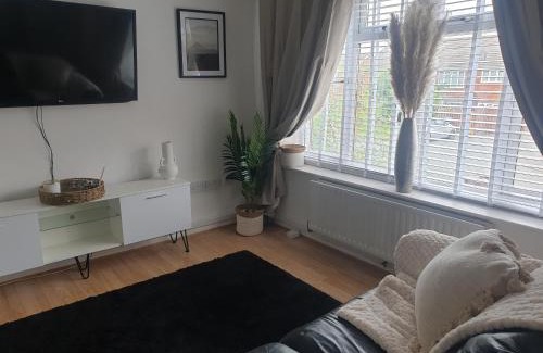 Wolverhampton Apartamento | A&S properties, no guest fees, with drive and near city centre