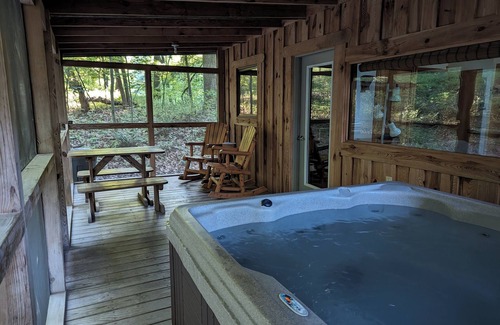 Rockbridge Cabina | A secluded couples retreat set in a mature forest in the beautiful Hocking Hills