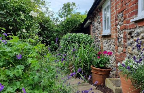 Stiffkey Cabaña | A self catering cottage that sleeps 4 guests in 2 bedrooms