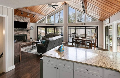 Jacksboro Casa | A Shore Thing - no steps to dock! Hot tub, fire pit (Sleeps 22)