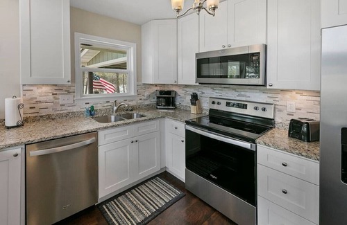 Jacksboro Casa | A Shore Thing - no steps to dock! Hot tub, fire pit (Sleeps 22)