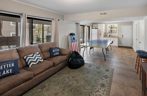 Rocky Top Casa | A Shore Thing - no steps to dock! Hot tub, fire pit ~ Sleeps 22 ~