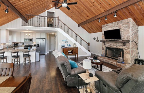 Rocky Top Casa | A Shore Thing - no steps to dock! Hot tub, fire pit ~ Sleeps 22 ~