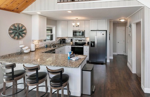 Rocky Top Casa | A Shore Thing - no steps to dock! Hot tub, fire pit ~ Sleeps 22 ~