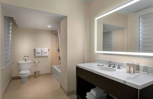 Central West End Hotel | A short drive away from Saint Louis Science Center! W/ Pool, Parking & Cinema!