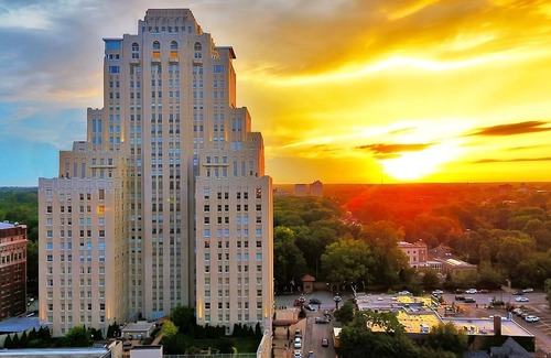 Central West End Hotel | A short drive away from Saint Louis Science Center! W/ Pool, Parking & Cinema!